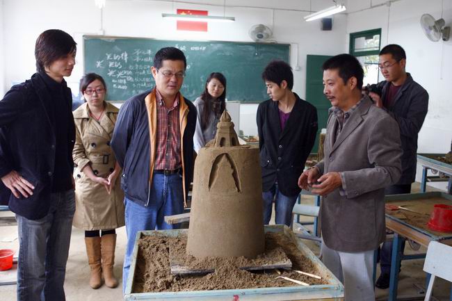 美术学院深入实习学校检查学生教育实习